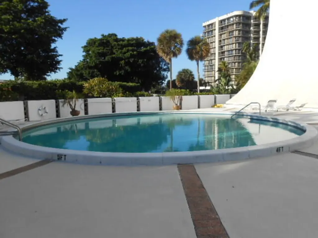 2425 Presidential Way West Palm Beach FL 33401