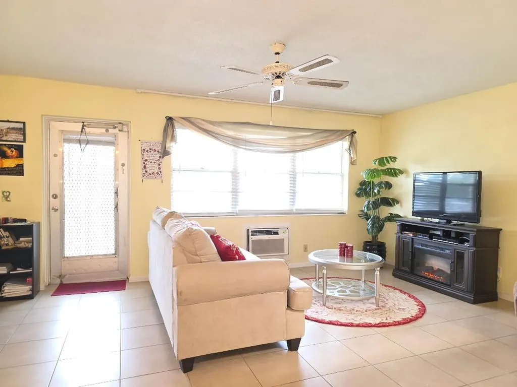 204 Kent L West Palm Beach FL 33417