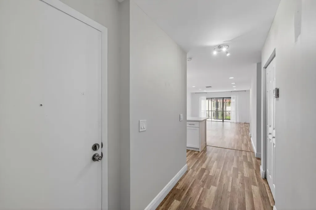 8536 Casa Del Lago Boca Raton FL 33433