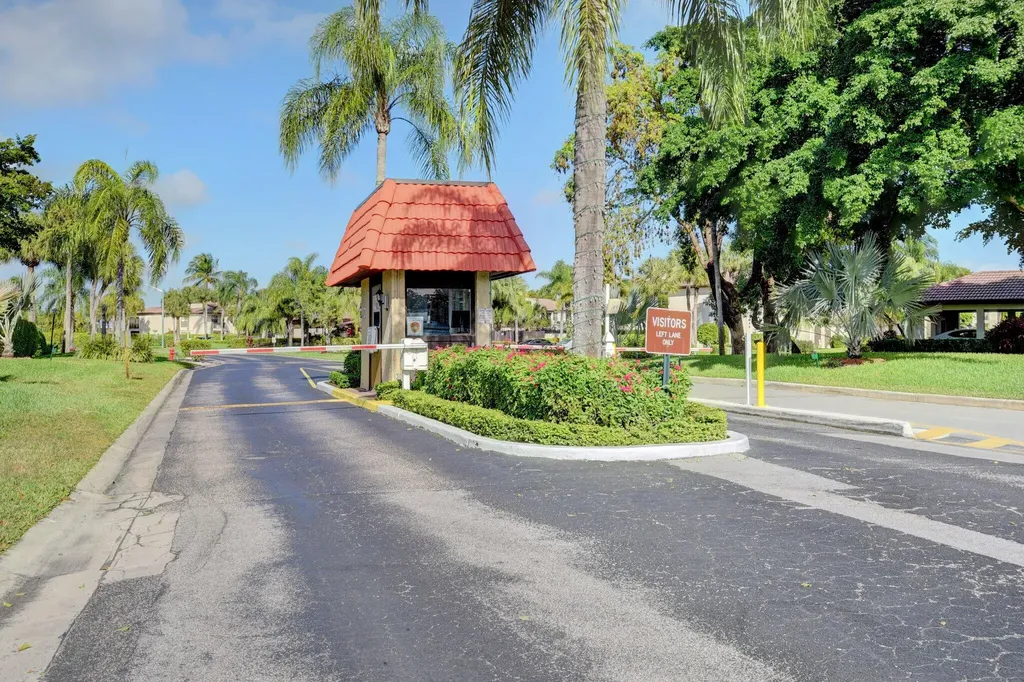 8536 Casa Del Lago Boca Raton FL 33433