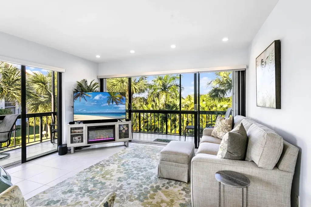 2550 Presidential Way West Palm Beach FL 33401