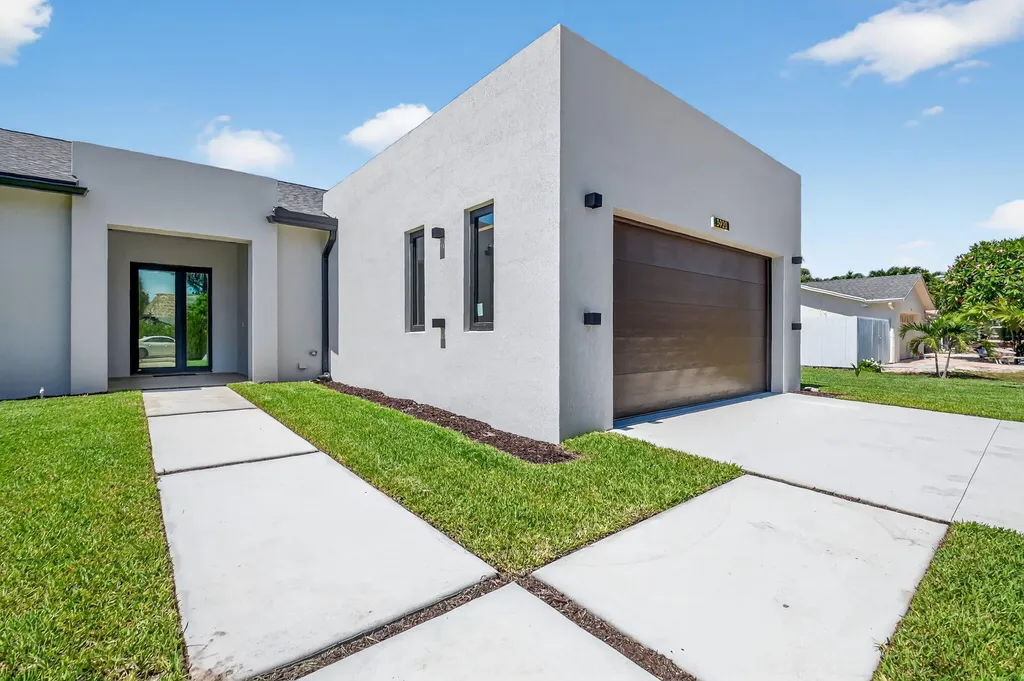 3920 Espan Court Palm Springs FL 33461