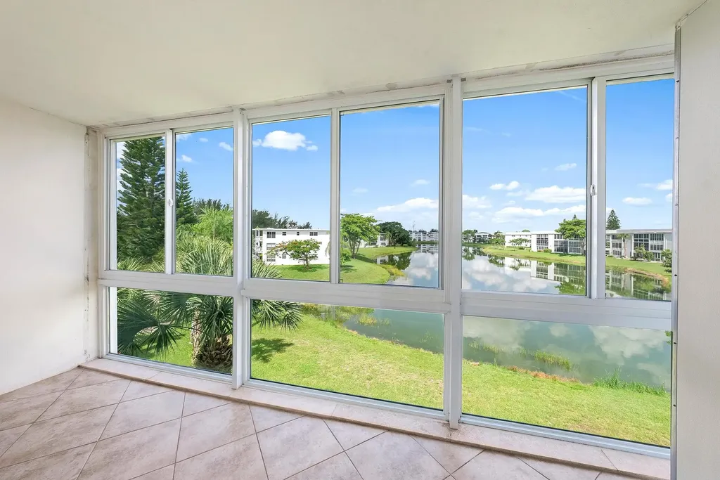 306 Wellington E West Palm Beach FL 33417