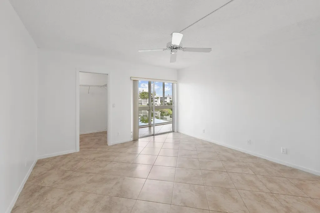 306 Wellington E West Palm Beach FL 33417