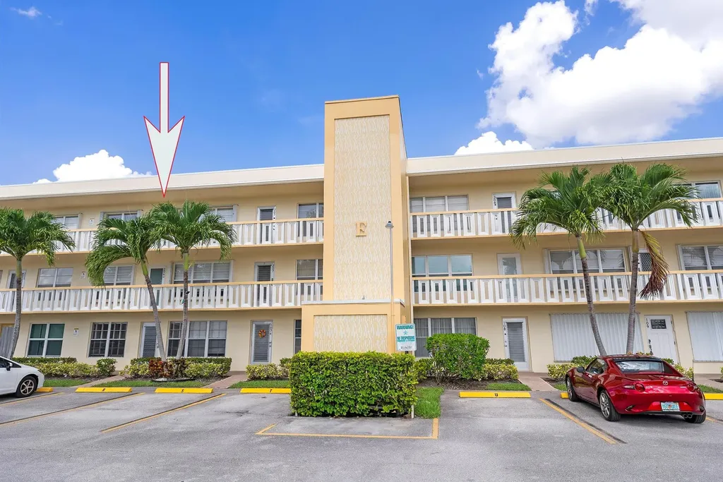 306 Wellington E West Palm Beach FL 33417