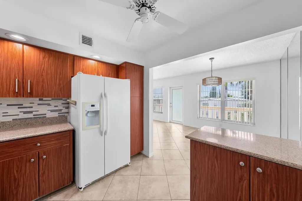 306 Wellington E West Palm Beach FL 33417