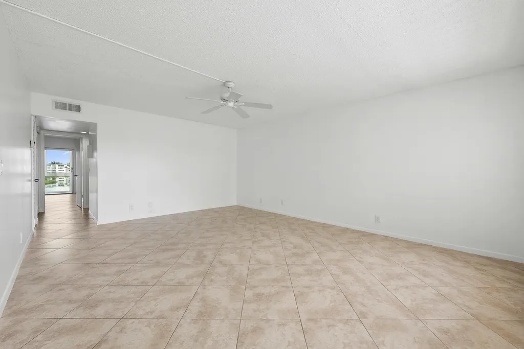 306 Wellington E West Palm Beach FL 33417