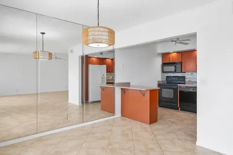 306 Wellington E West Palm Beach FL 33417