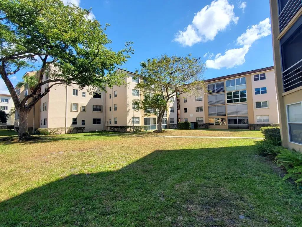 2811 Somerset Drive Lauderdale Lakes FL 33311