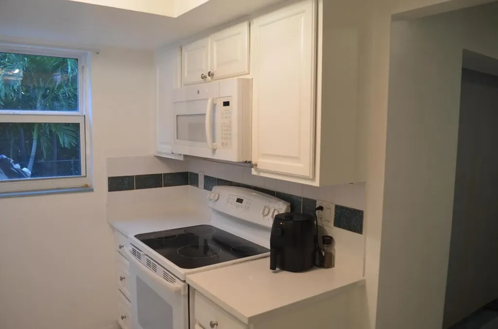 658 NE 6th Court E Boynton Beach FL 33435