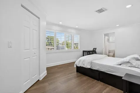 736 NE 34th Court Oakland Park FL 33334