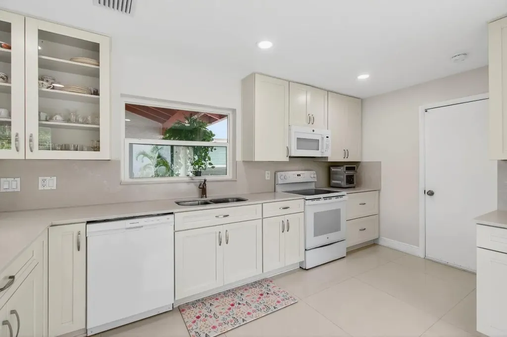 5735 Lakeview Mews Circle Boynton Beach FL 33437