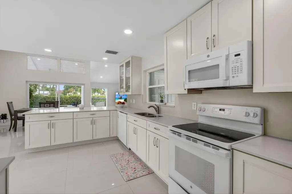 5735 Lakeview Mews Circle Boynton Beach FL 33437