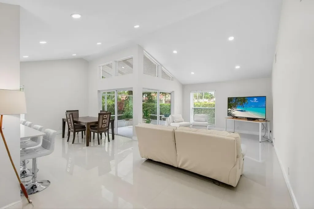 5735 Lakeview Mews Circle Boynton Beach FL 33437