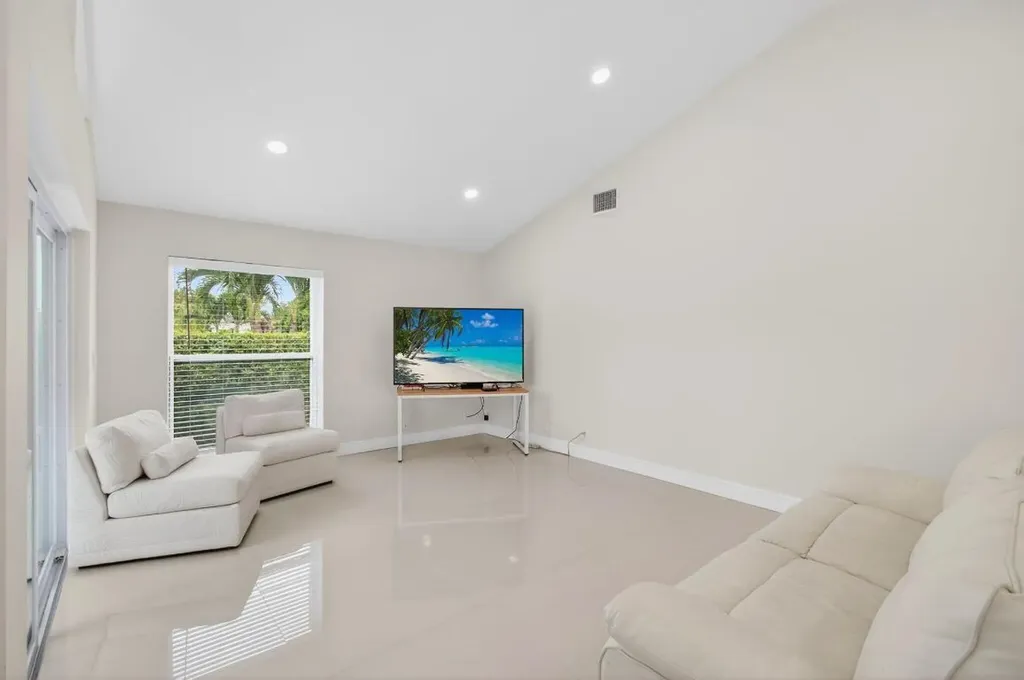 5735 Lakeview Mews Circle Boynton Beach FL 33437