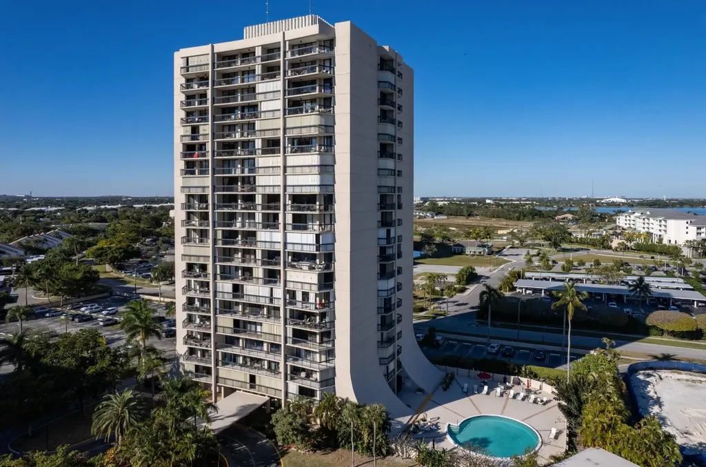 2425 Presidential Way West Palm Beach FL 33401