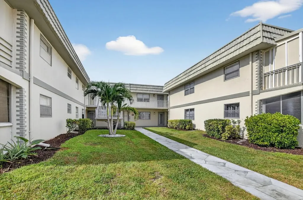 471 Monaco J Delray Beach FL 33446
