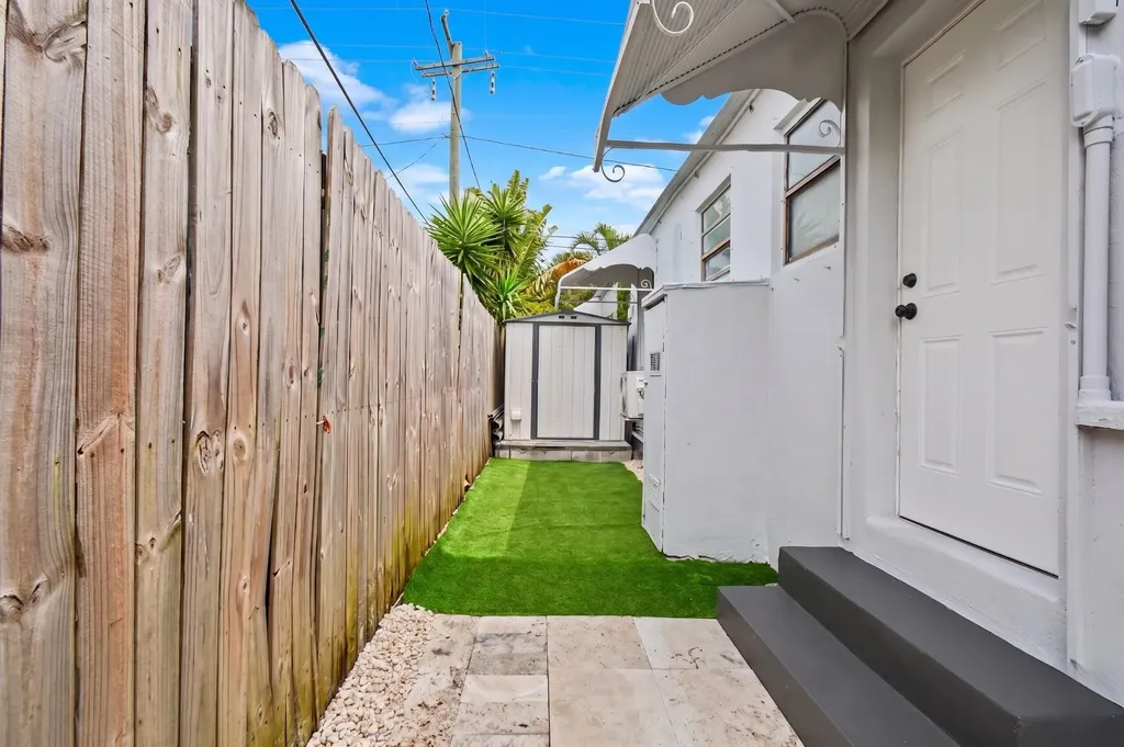 2140 Monroe Terrace Hollywood FL 33020