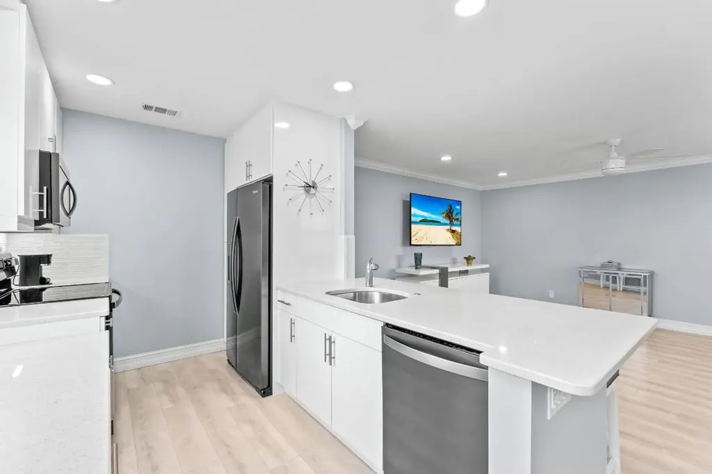 325 Capri G Delray Beach FL 33484
