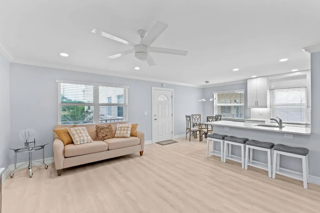 325 Capri G Delray Beach FL 33484