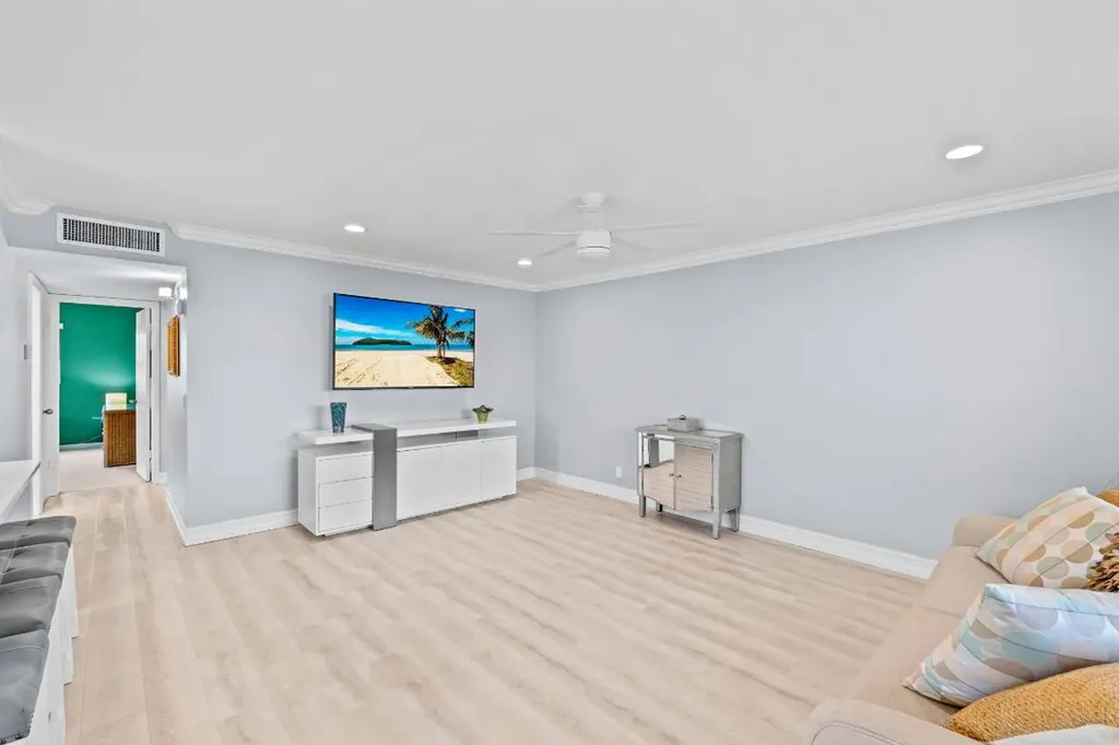 325 Capri G Delray Beach FL 33484