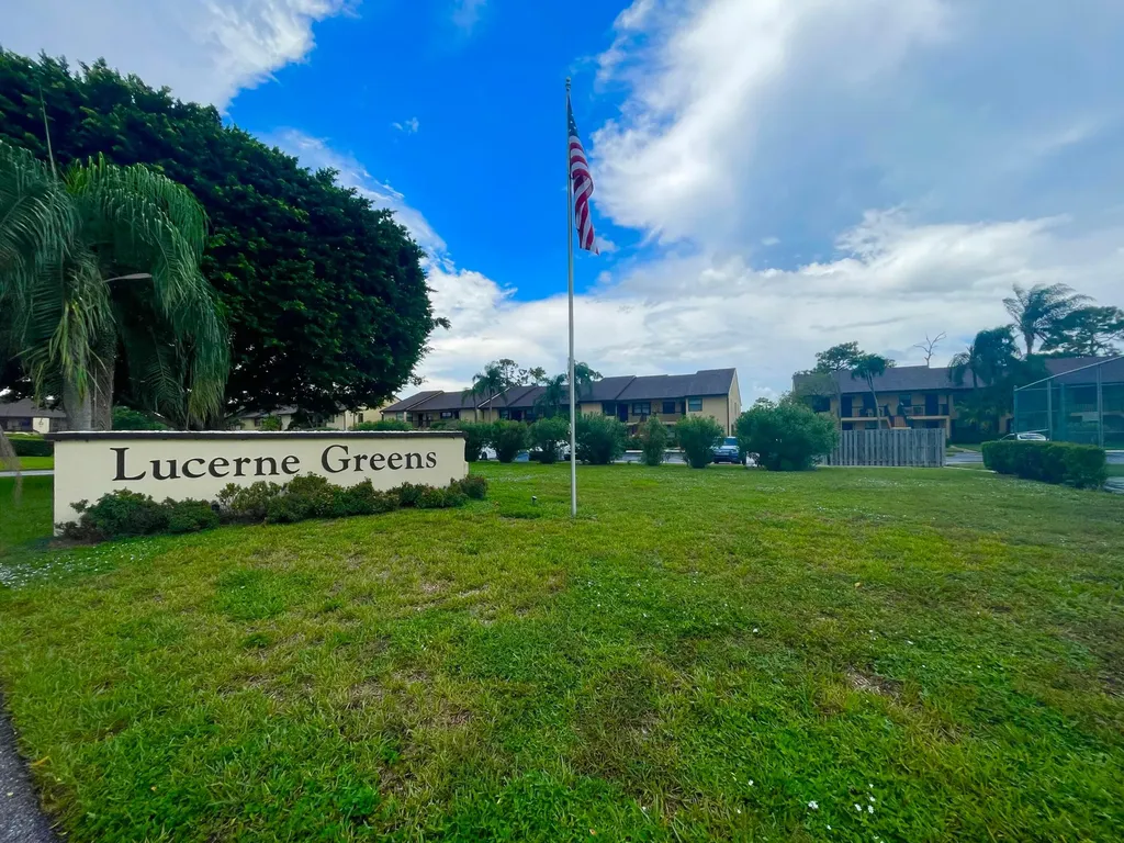 4698 Lucerne Lakes Boulevard E Lake Worth FL 33467