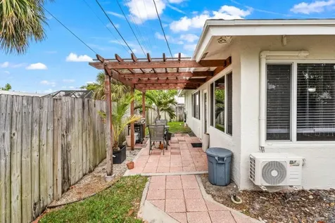 1501 N Palmway Lake Worth Beach FL 33460