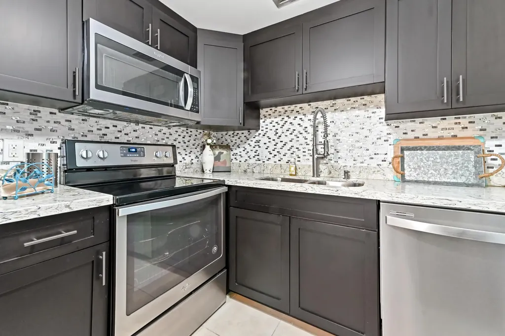 196 Grantham F Deerfield Beach FL 33442