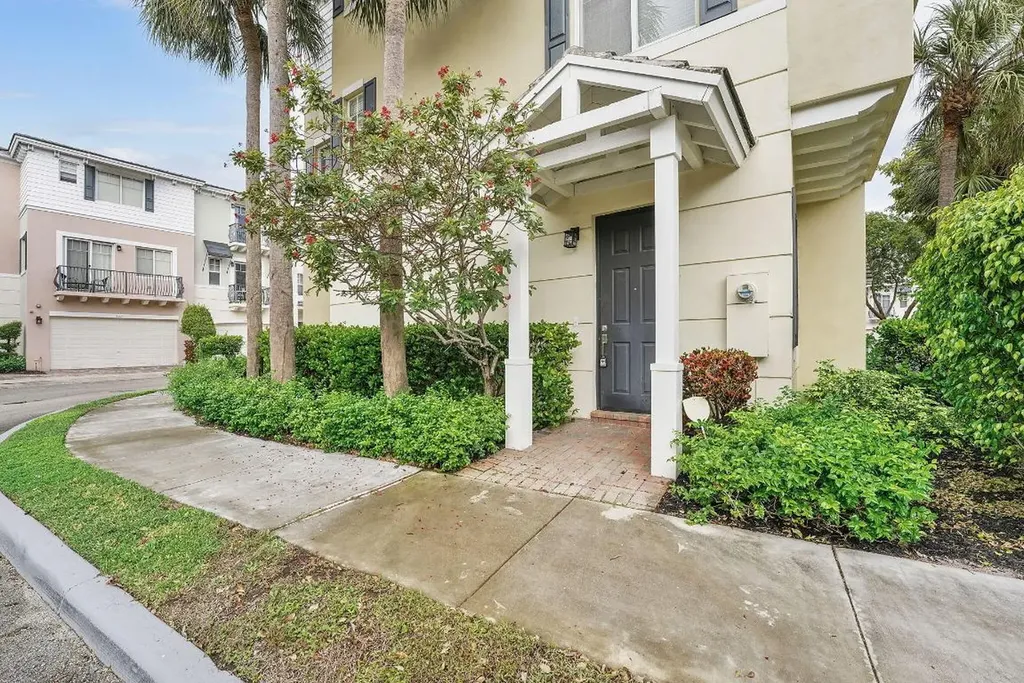 560 NW 39th Circle Boca Raton FL 33431
