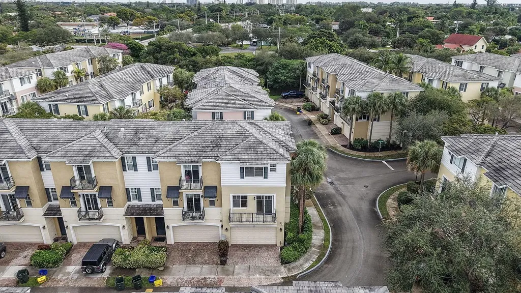560 NW 39th Circle Boca Raton FL 33431
