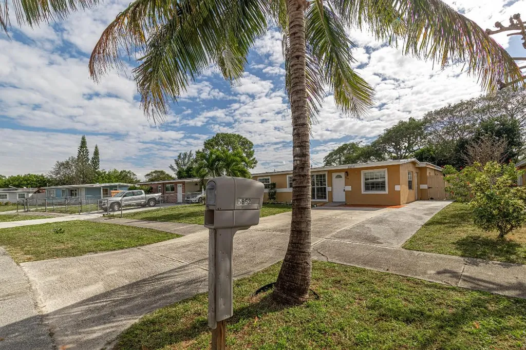 5652 S Rue Road West Palm Beach FL 33415