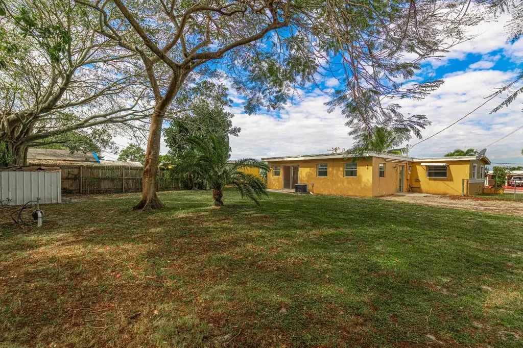 5652 S Rue Road West Palm Beach FL 33415