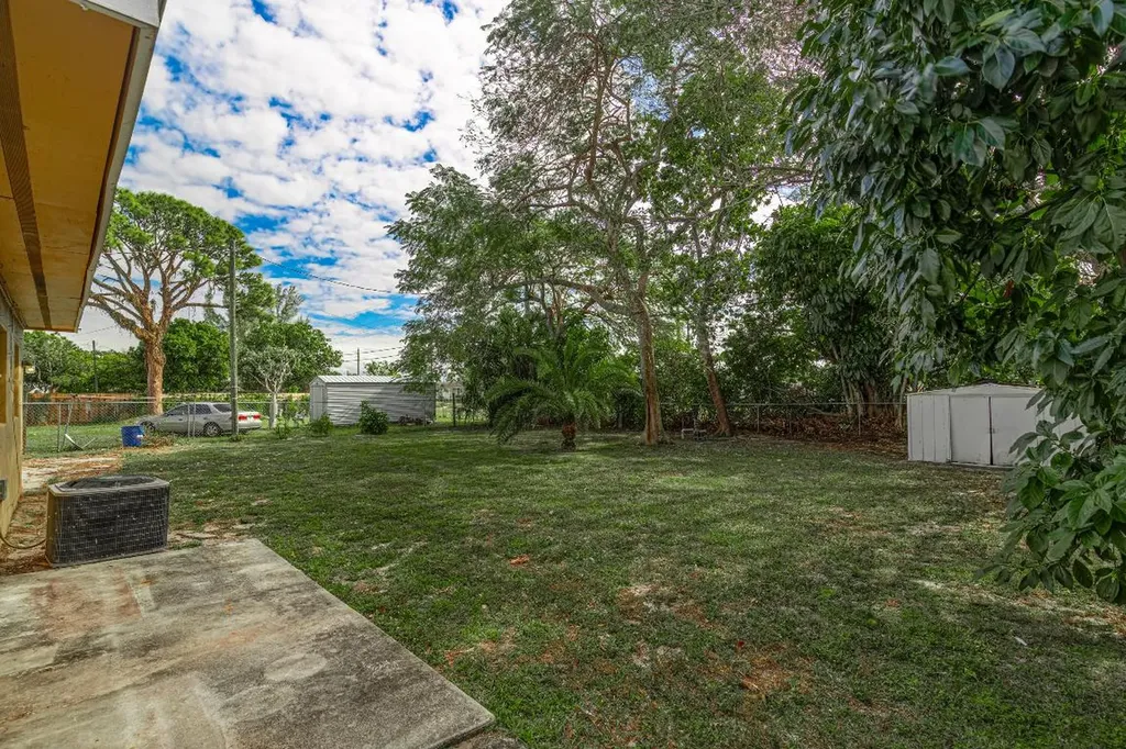 5652 S Rue Road West Palm Beach FL 33415