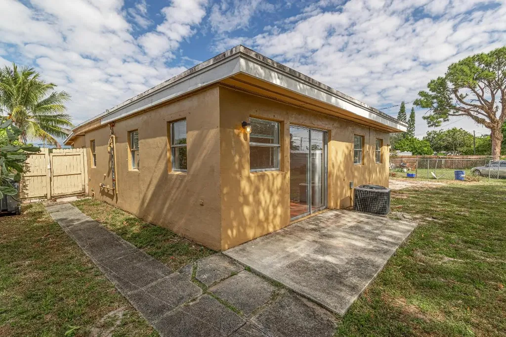 5652 S Rue Road West Palm Beach FL 33415