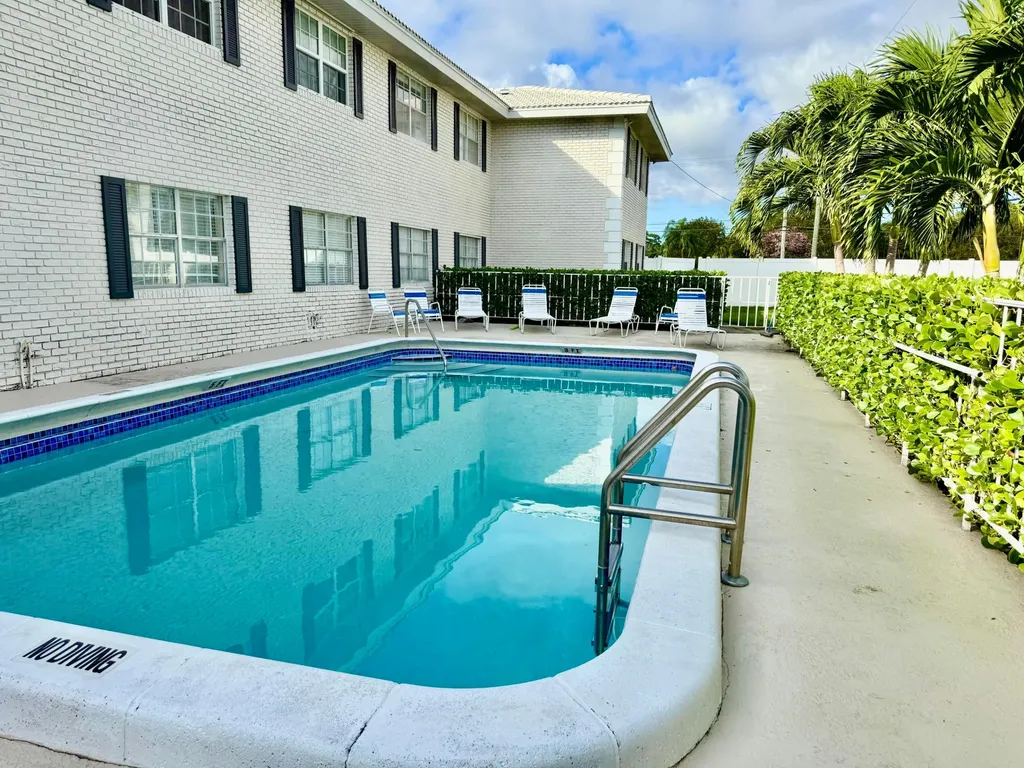 299 SW 7th Street Boca Raton FL 33432