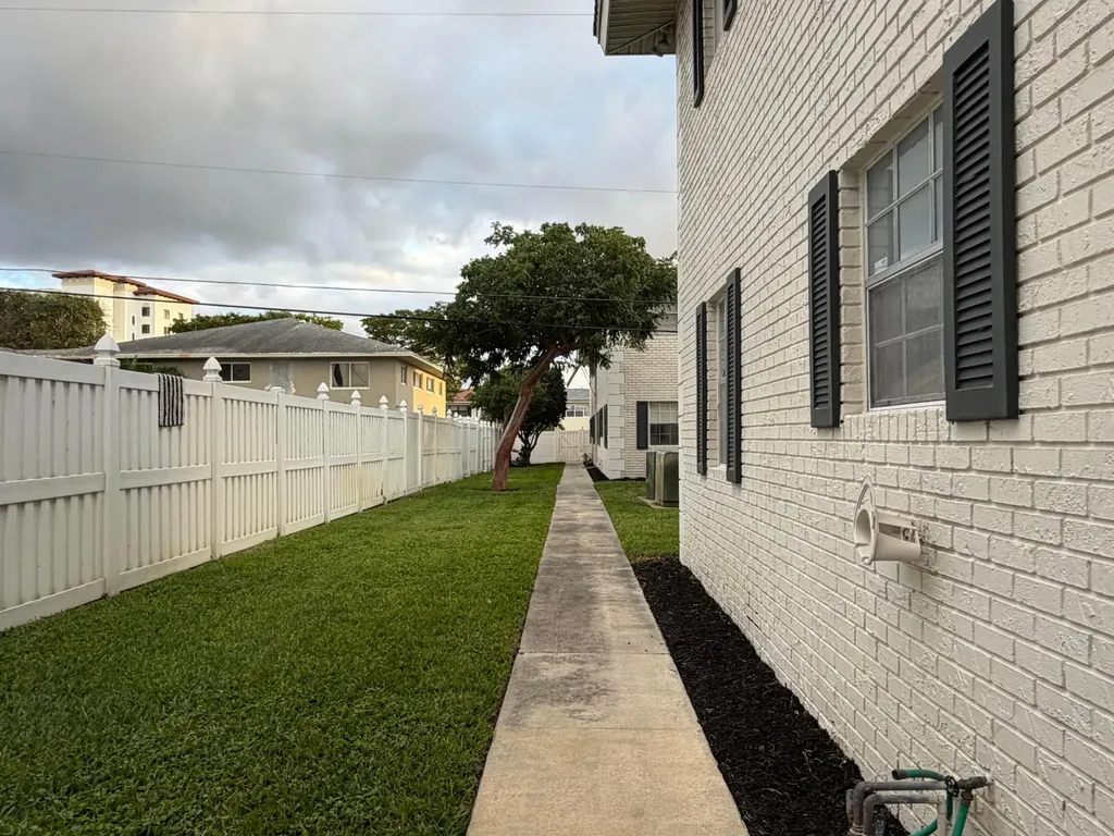 298 SW 6th Street Boca Raton FL 33432