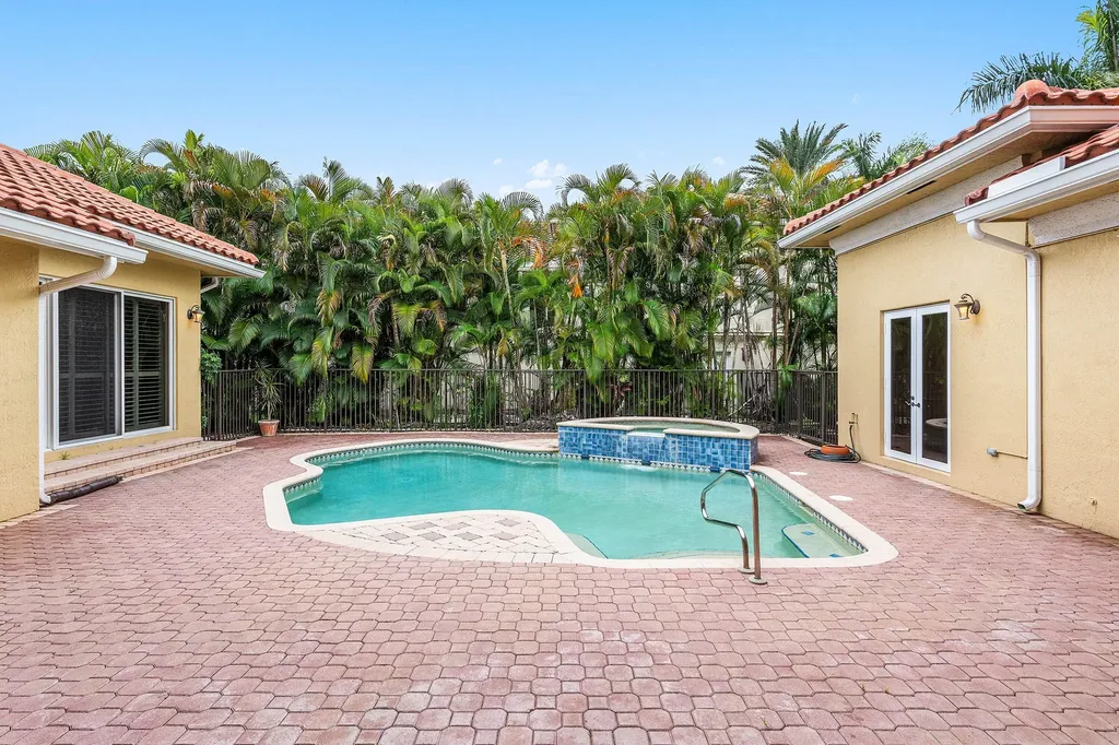 7077 Via Mediterrania Boca Raton FL 33433