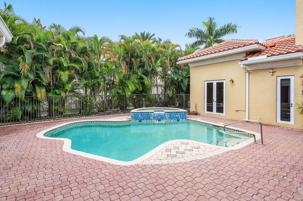 7077 Via Mediterrania Boca Raton FL 33433
