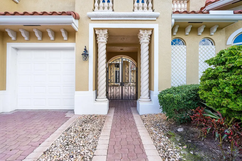 7077 Via Mediterrania Boca Raton FL 33433