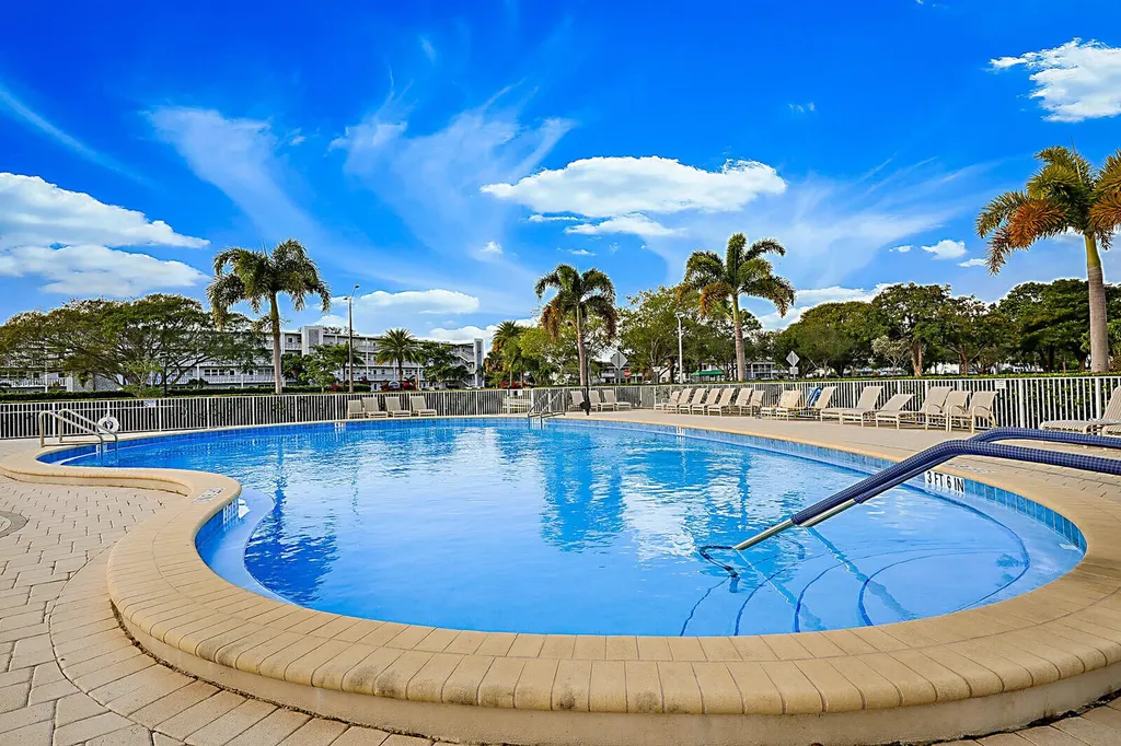 134 Lyndhurst F Deerfield Beach FL 33442