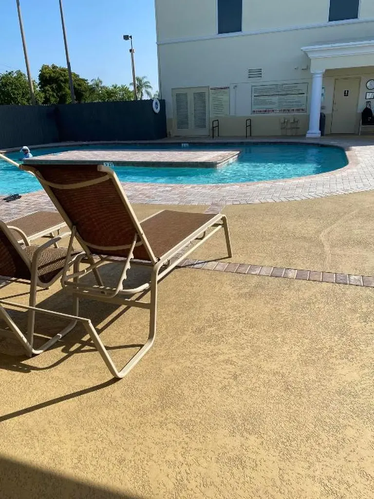 19 Golfs Edge F West Palm Beach FL 33417