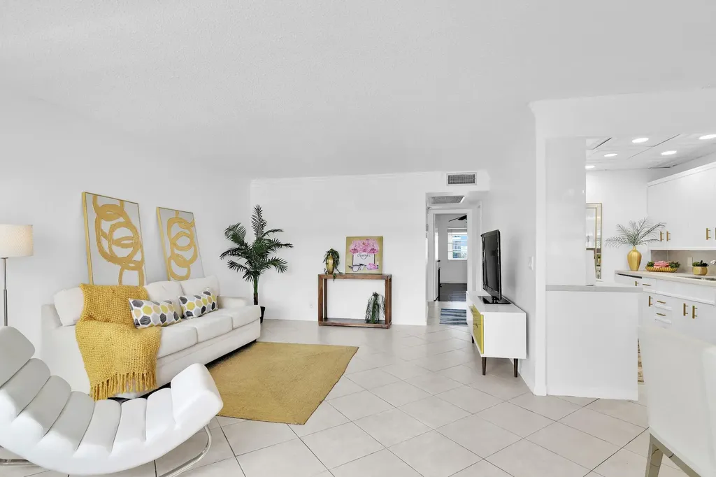 2043 Cornwall C Boca Raton FL 33434