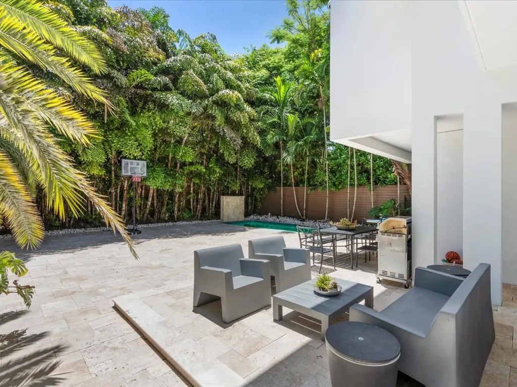 3917 S Le Jeune Road Miami FL 33146