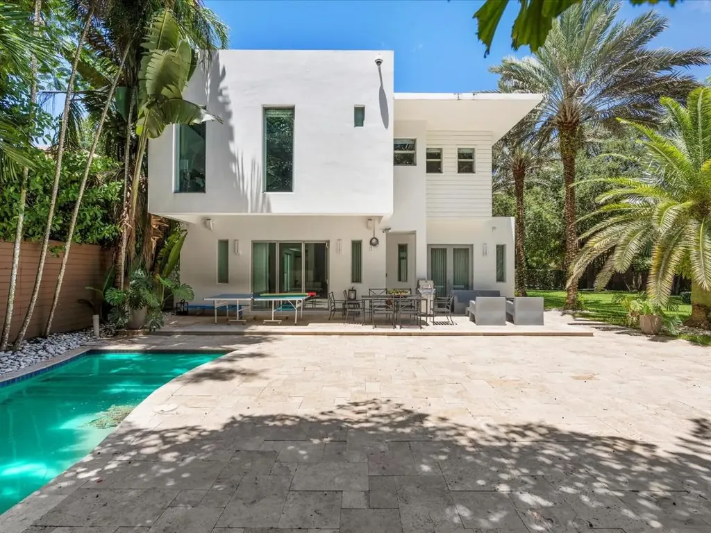 3917 S Le Jeune Road Miami FL 33146