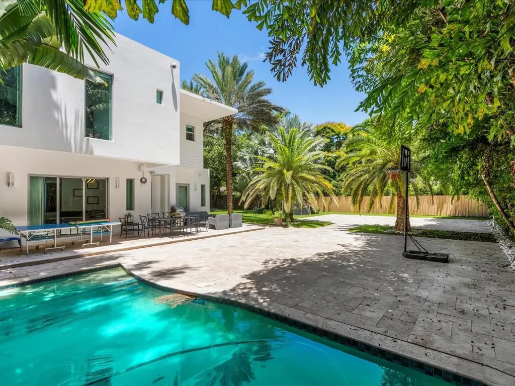 3917 S Le Jeune Road Miami FL 33146