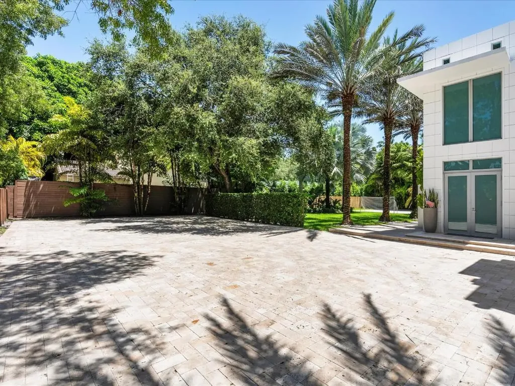 3917 S Le Jeune Road Miami FL 33146
