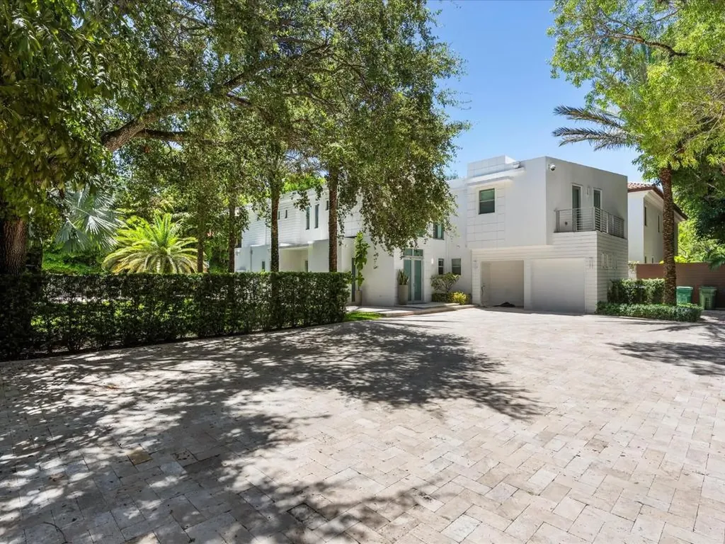 3917 S Le Jeune Road Miami FL 33146