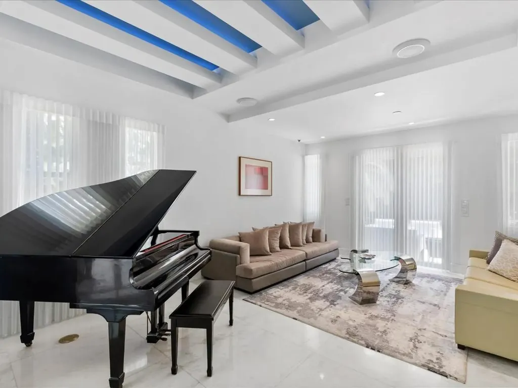 3917 S Le Jeune Road Miami FL 33146