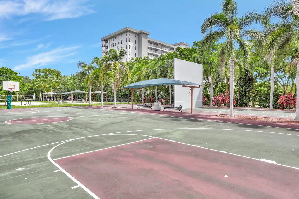 3960 Oaks Clubhouse Drive Pompano Beach FL 33069