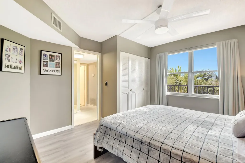 3951 Via Poinciana Lake Worth FL 33467